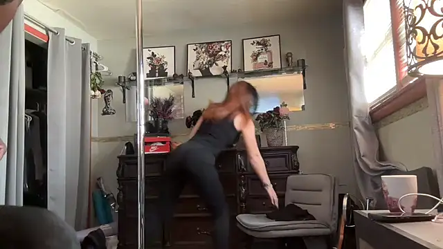 sexyred77713 online show from March 6, 2026, 7:09 pm