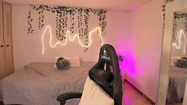 sara doll77 online show from November 14, 2025, 9:29 pm