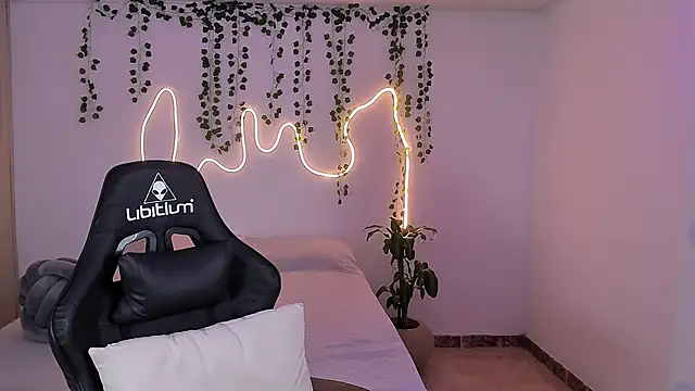 sara doll77 online show from September 18, 2025, 9:40 pm