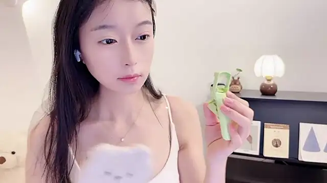 Onechestnut online show from November 15, 2025, 6:28 am