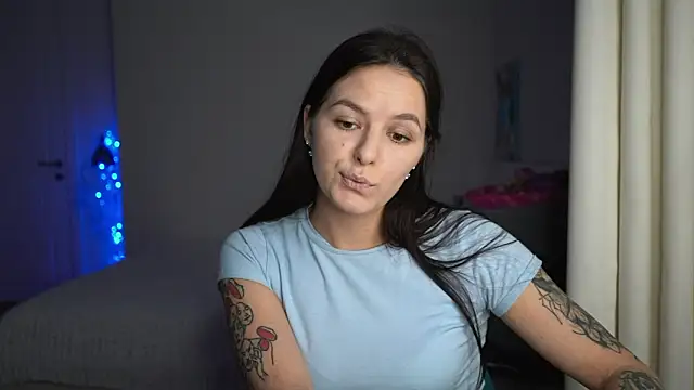 EwelynScott online show from November 17, 2025, 6:01 pm