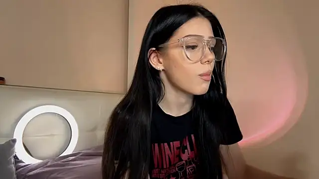 Snapshot of KateHardcastle chatting on October 21, 2025, 3:33 pm KateHardcastle online show from October 21, 2025, 3:33 pm