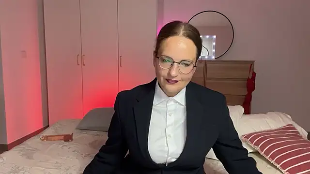 Snapshot of UnderWunder chatting on July 10, 2026, 3:12 pm UnderWunder online show from July 10, 2026, 3:12 pm