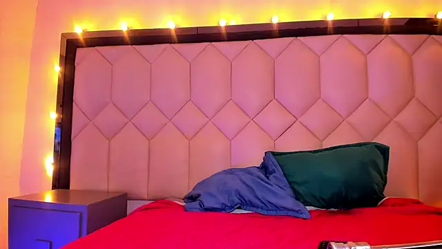 Scarletbigbug online show from September 30, 2025, 6:36 pm