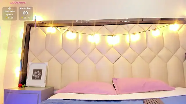 Scarletbigbug online show from March 13, 2026, 1:38 pm