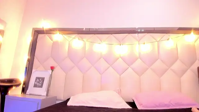 Scarletbigbug online show from February 19, 2026, 12:13 pm