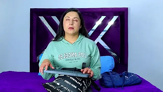 cuteeimy online show from October 28, 2025, 7:13 pm