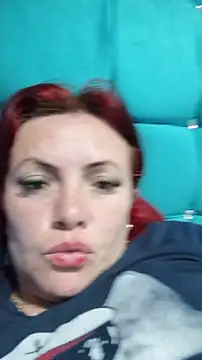 Snapshot of carolinhe_ chatting on December 1, 2025, 10:10 pm carolinhe online show from December 1, 2025, 10:10 pm