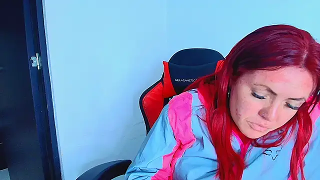 Snapshot of carolinhe_ chatting on October 29, 2025, 7:46 pm carolinhe online show from October 29, 2025, 7:46 pm