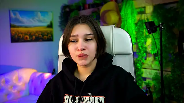 KimClarks  online show from February 9, 2026, 3:32 pm