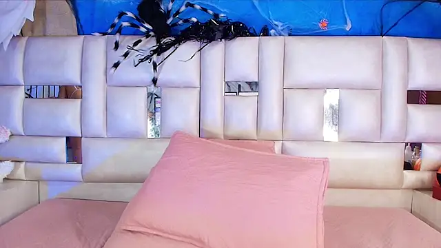 emmacurvy online show from October 25, 2025, 3:06 am