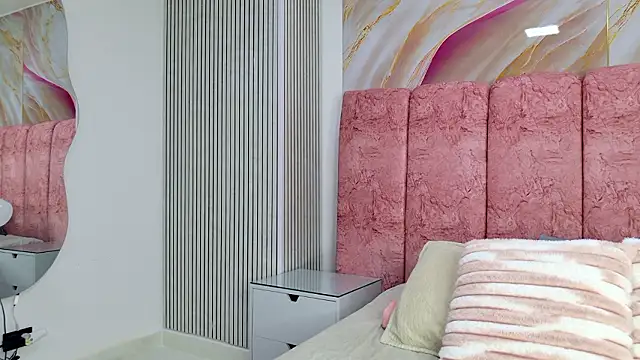 emmacurvy online show from February 8, 2026, 3:04 am