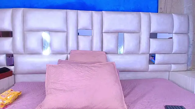 emmacurvy online show from October 4, 2025, 3:08 am