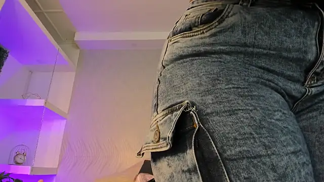 keyla mejia online show from December 3, 2025, 12:04 pm