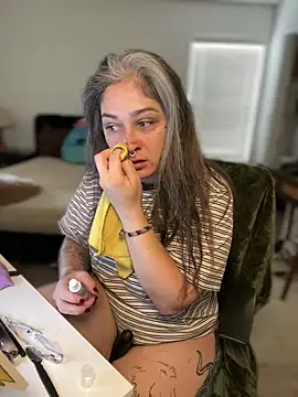 Snapshot of Alix_Valentine chatting on April 19, 2026, 5:47 pm Alix Valentine online show from April 19, 2026, 5:47 pm