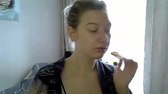 Lily Ember online show from October 3, 2025, 10:39 am