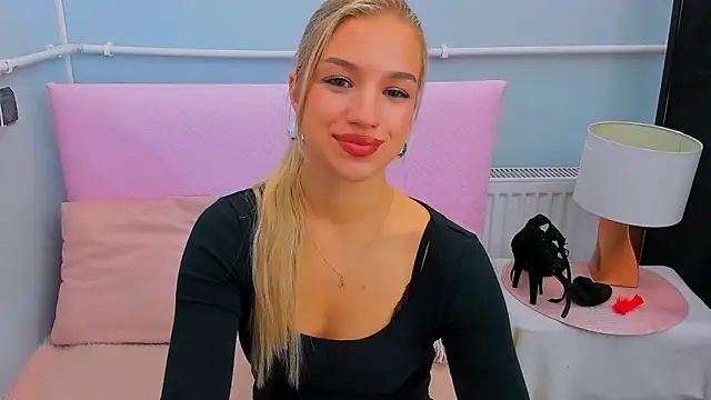 EvetteRose online show from September 24, 2025, 8:37 pm