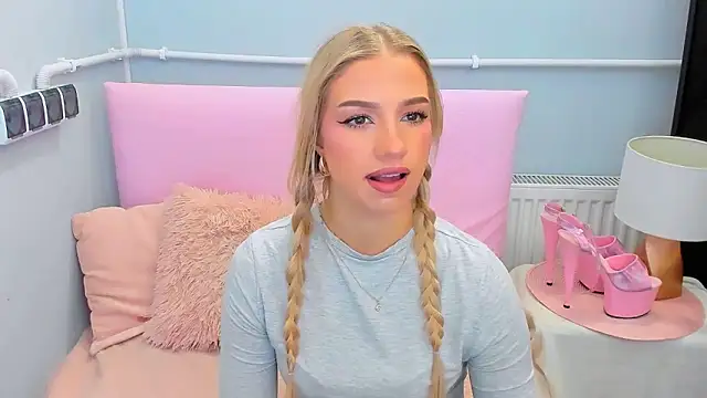 EvetteRose online show from October 28, 2025, 5:01 pm