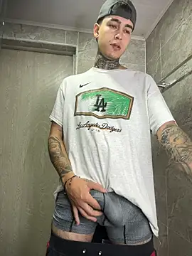 Snapshot of samm4044 chatting on January 8, 2026, 11:33 pm samm4044 online show from January 8, 2026, 11:33 pm