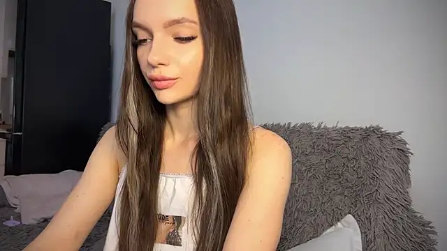 litlle angelll online show from September 15, 2025, 1:44 pm