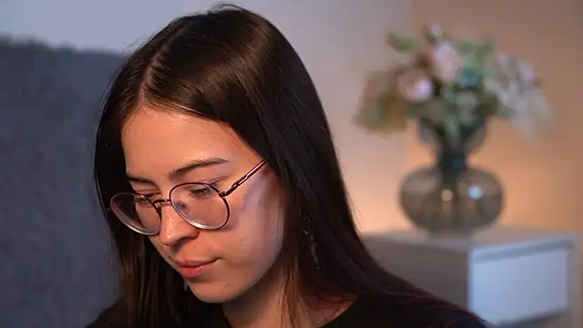 ywixos online show from December 1, 2025, 2:29 pm