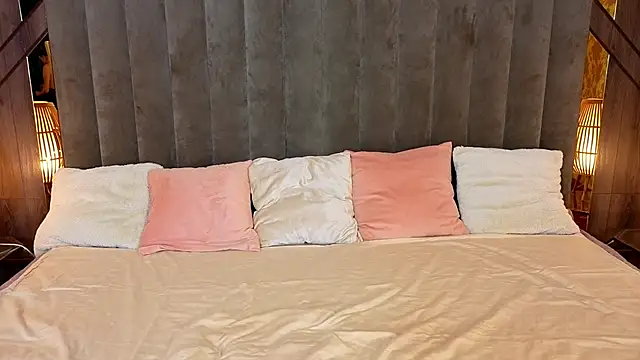 Neyla Charm online show from September 18, 2025, 5:43 am