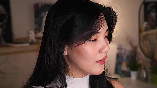 MoiraEger online show from September 29, 2025, 5:07 pm