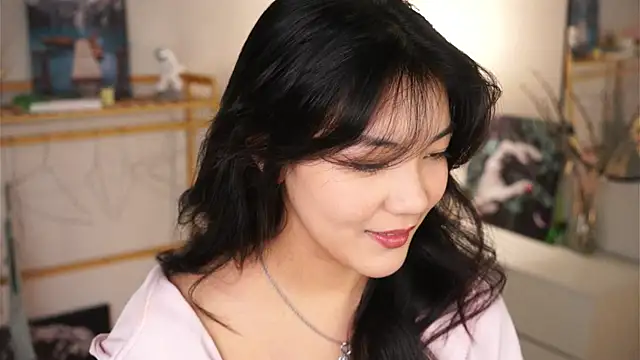 MoiraEger online show from October 22, 2025, 5:23 pm