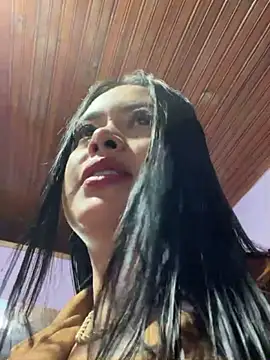 CrisMarulanda online show from October 12, 2025, 7:15 pm