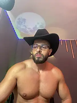 Snapshot of magnumchris chatting on August 4, 2026, 8:35 pm magnumchris online show from August 4, 2026, 8:35 pm