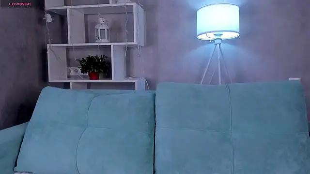 Molly Platt online show from November 17, 2025, 9:35 am