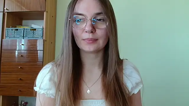 LooveELLYx online show from April 23, 2026, 6:42 am