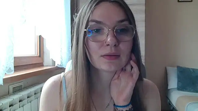 LooveELLYx online show from July 7, 2026, 6:47 am