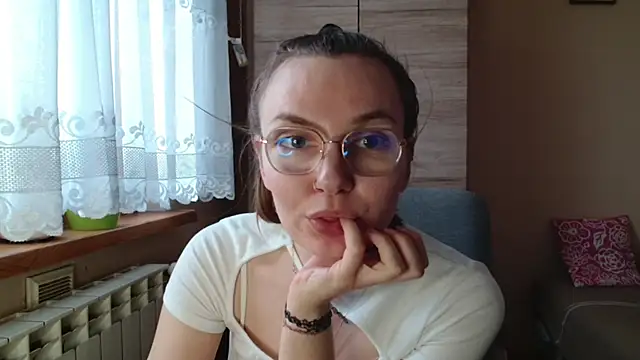 LooveELLYx online show from December 1, 2025, 7:42 am