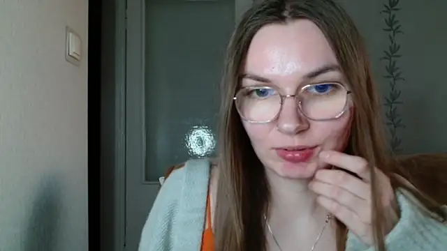 LooveELLYx online show from March 18, 2025, 5:44 pm