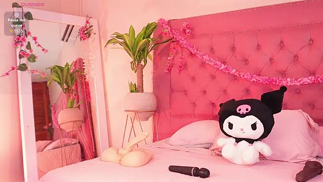 mili moon  online show from September 25, 2025, 1:06 pm