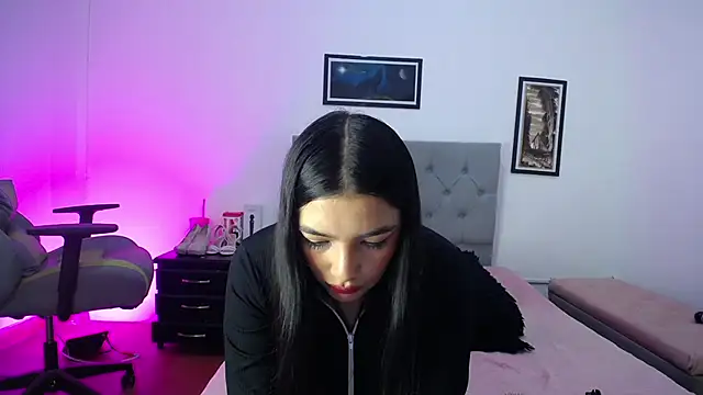 Esmeraldaa- online show from October 19, 2025, 4:48 am