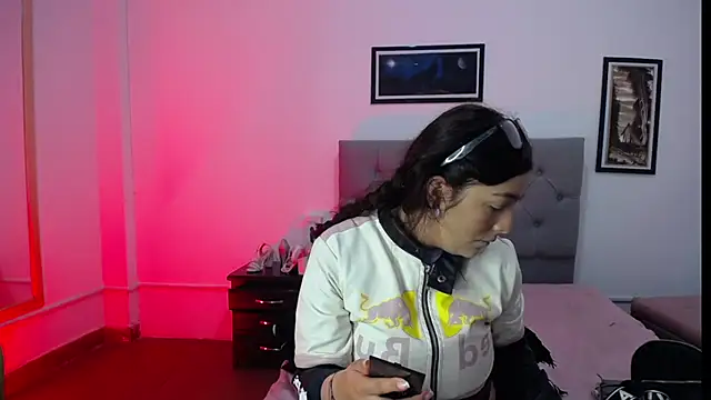 Esmeraldaa- online show from November 15, 2025, 6:17 am