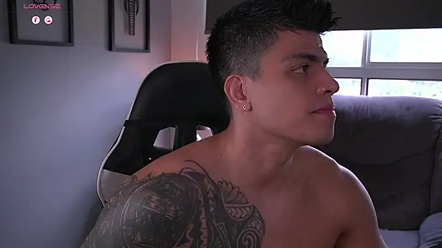 tyler muscle1 online show from September 26, 2025, 4:03 pm