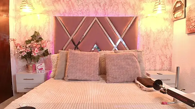 Aliice1  online show from September 11, 2025, 8:31 pm