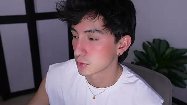 sweettaaron01 online show from June 26, 2026, 11:21 pm