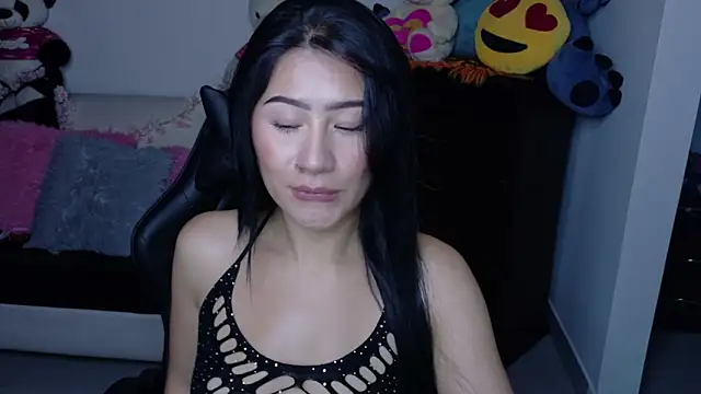 evelyn ch  online show from October 17, 2025, 2:08 pm