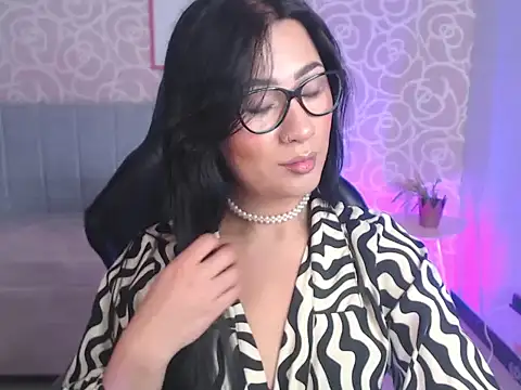 evelyn ch  online show from September 18, 2025, 10:51 am