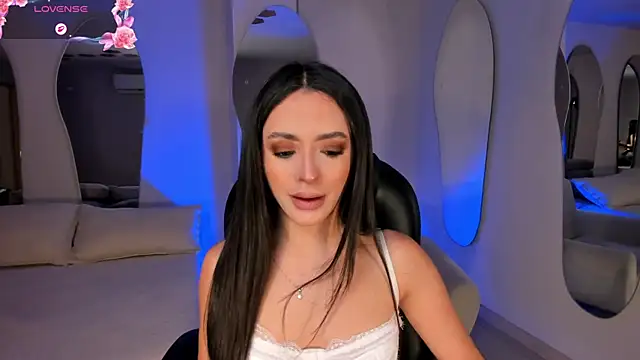 IsabellaMoreau online show from August 2, 2026, 6:05 pm