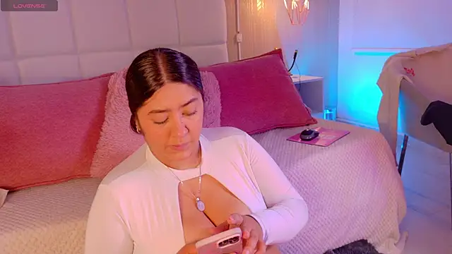 Leah Bensson online show from October 10, 2025, 3:57 pm