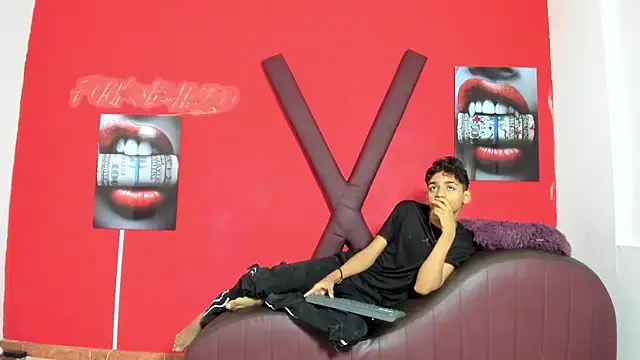 TWINKS FRIENDS online show from June 10, 2026, 1:23 pm