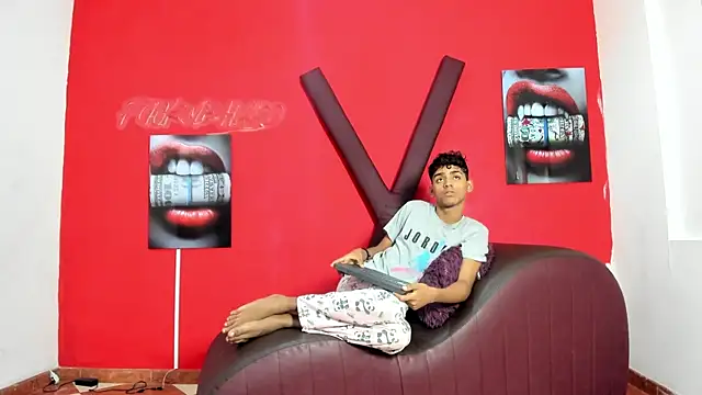 TWINKS FRIENDS online show from June 12, 2026, 1:20 pm