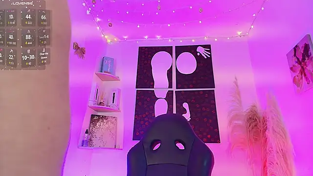 Iamlola  online show from December 15, 2025, 10:37 pm