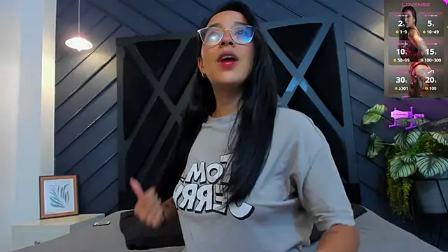 zoe martins  online show from October 7, 2025, 5:25 pm