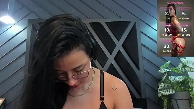 zoe martins  online show from November 10, 2025, 5:29 pm